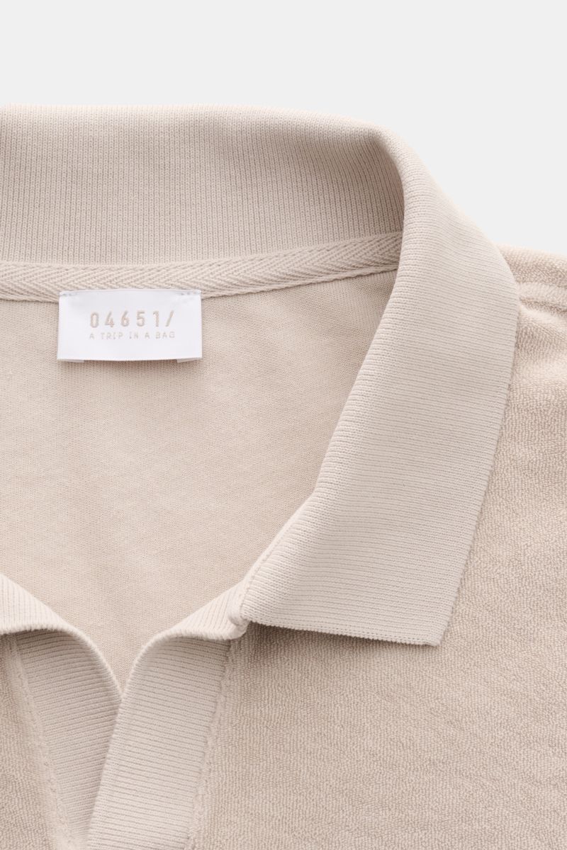 Beige Langarm-Poloshirt 04651/ A trip in a bag Frottee Longsleeve-Poloshirt 'Terry Johnny' aus Baumwoll-Frottee, klassischer Polokragen, offene Leiste, kurze Saumschlitze, weicher Griff, Regular Fit, Nahaufnahme von oben