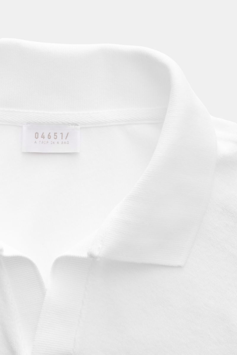 04651/ A trip in a bag Frottee Longsleeve-Poloshirt 'Terry Johnny' weiß, Nahaufnahme von offenem Polokragen aus weichem Baumwoll-Frottee, Regular Fit, kurze Saumschlitze, Urlaubsgefühl zum Anziehen.