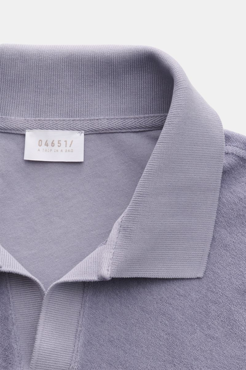 Nahaufnahme des 04651/ A trip in a bag Frottee Longsleeve-Poloshirts 'Terry Johnny' lavender, reine Baumwolle, weicher Griff, klassischer Polokragen, offene Kragenleiste, kurze Saumschlitze, Regular Fit, fotografiert von oben. Urlaubsgefühl zum Anziehen.