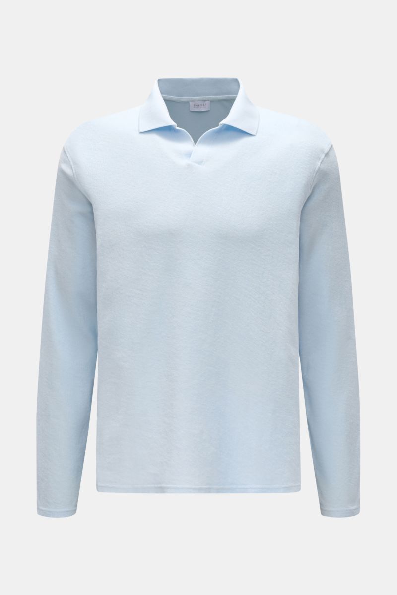Vorderansicht des 04651/ A trip in a bag Frottee Longsleeve-Poloshirt 'Terry Johnny' pastellblau aus reiner Baumwolle mit klassischem Polokragen, offener Kragenleiste und kurzen Saumschlitzen, Regular Fit, weicher Griff, Urlaubsgefühl zum Anziehen.