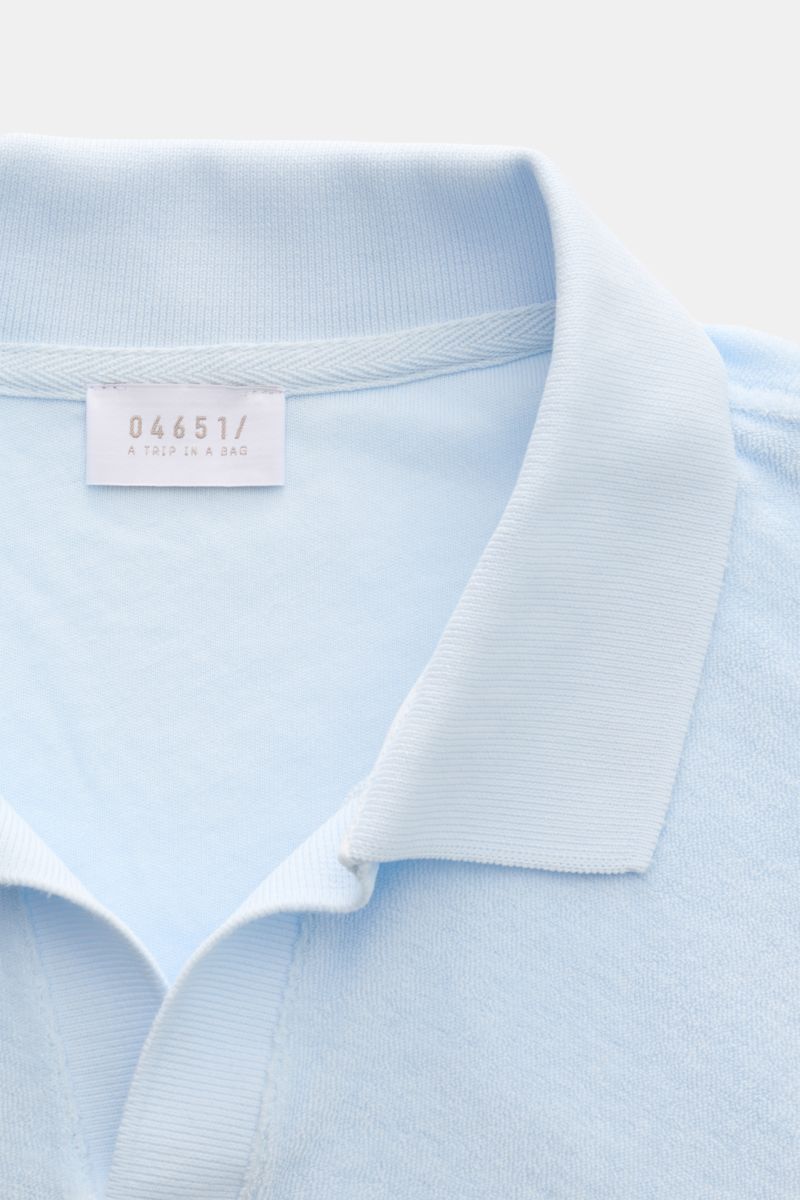 04651/ A trip in a bag Frottee Longsleeve-Poloshirt 'Terry Johnny' pastellblau, Nahaufnahme von Kragen und offener Leiste, reine Baumwolle, weicher Griff.