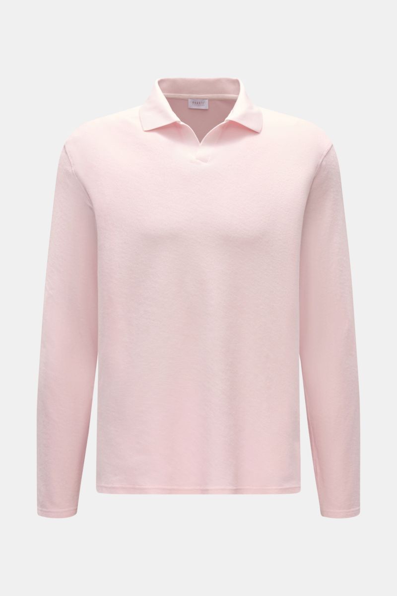 Frontale Nahaufnahme des 04651/ A trip in a bag Frottee Longsleeve-Poloshirts 'Terry Johnny' rosé, aus reiner Baumwolle, mit weichem Griff, Regular Fit, klassischem Polokragen, offener Kragenleiste und kurzen Saumschlitzen, Urlaubsgefühl zum Anziehen.