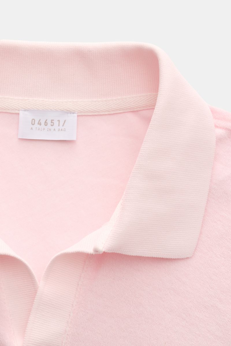 Nahaufnahme des Kragens und oberen Bereichs des 04651/ A trip in a bag Frottee Longsleeve-Poloshirt 'Terry Johnny' rosé aus weichem Baumwoll-Frottee mit klassischem Polokragen, offener Kragenleiste und kurzem Saumschlitz, fotografiert von oben.