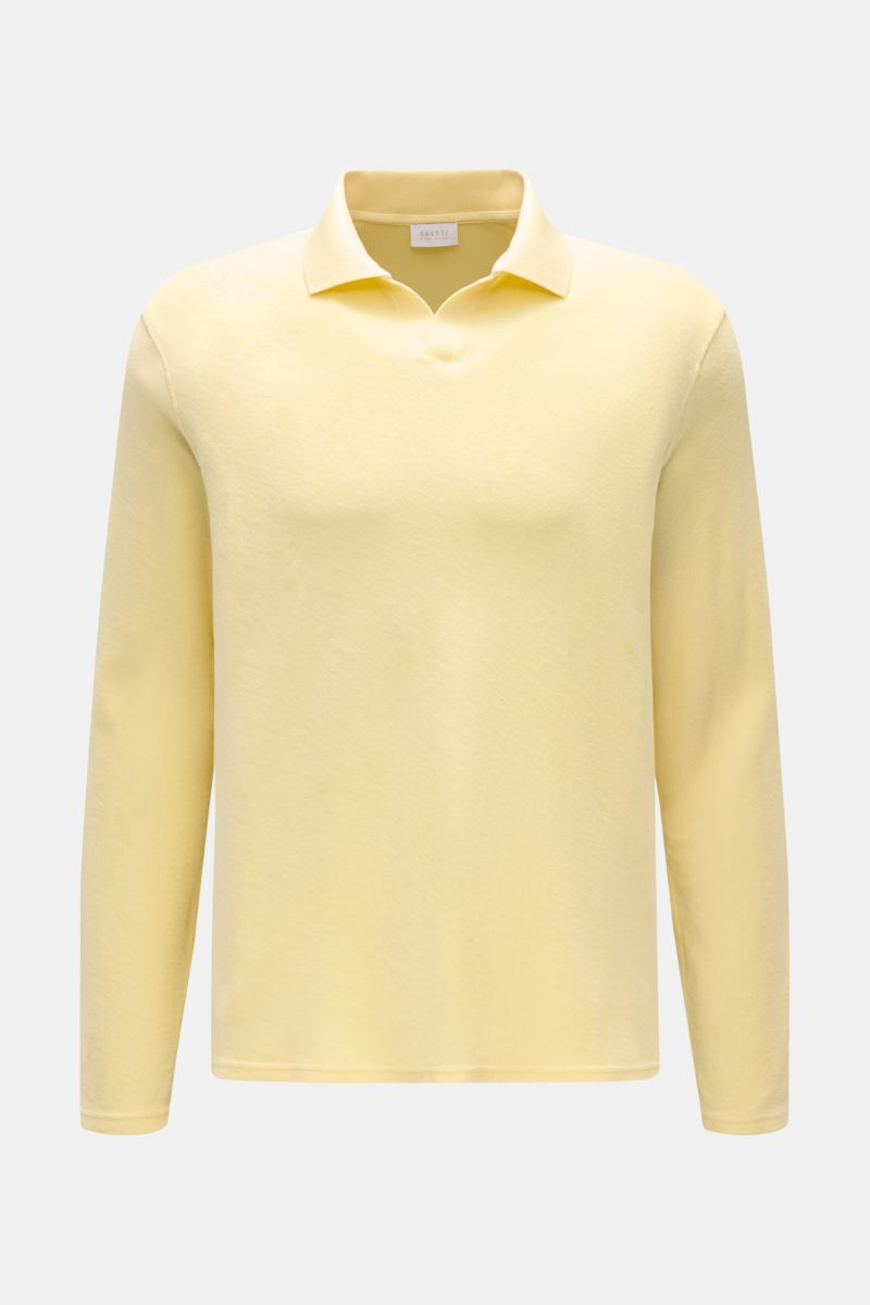 04651/ A trip in a bag Frottee Longsleeve-Poloshirt 'Terry Johnny' pastellgelb, frontale Nahaufnahme, reine Baumwolle, weicher Griff, Regular Fit, klassischer Polokragen, offene Kragenleiste, kurze Saumschlitze, Urlaubsgefühl zum Anziehen.