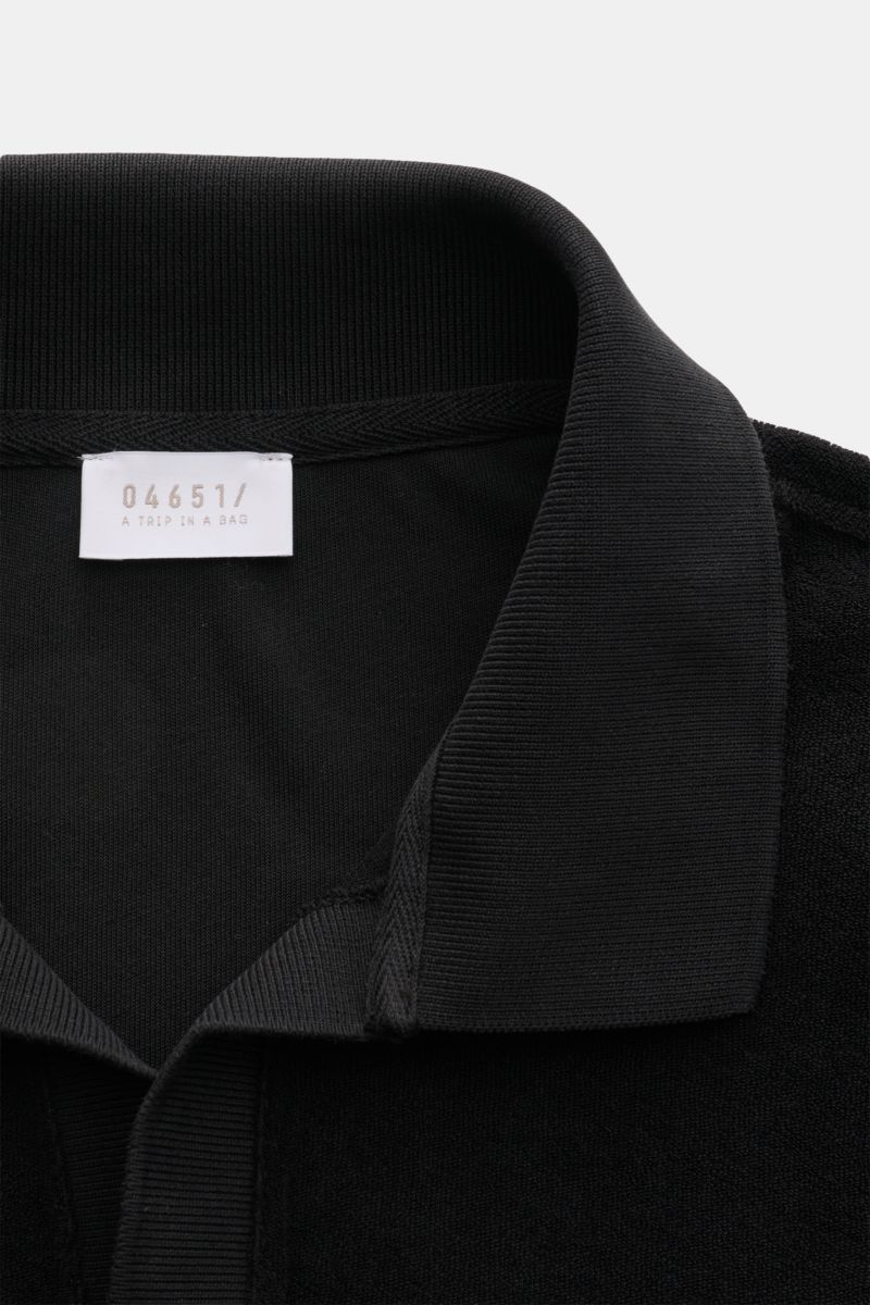 04651/ A trip in a bag Frottee Longsleeve-Poloshirt 'Terry Johnny' schwarz, Nahaufnahme von Kragen und offener Kragenleiste, Baumwoll-Frottee, Regular Fit, kurze Saumschlitze, weicher Griff, Urlaubsgefühl zum Anziehen.