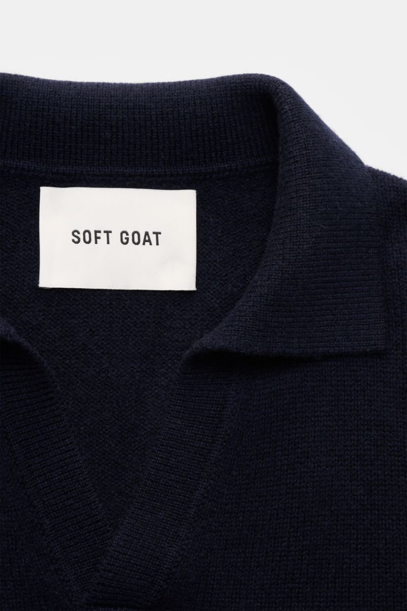 Nahaufnahme des Soft Goat Cashmere Strickpolo navy mit offenem Kragen und mittelfeinem Strickbild, von oben fotografiert.