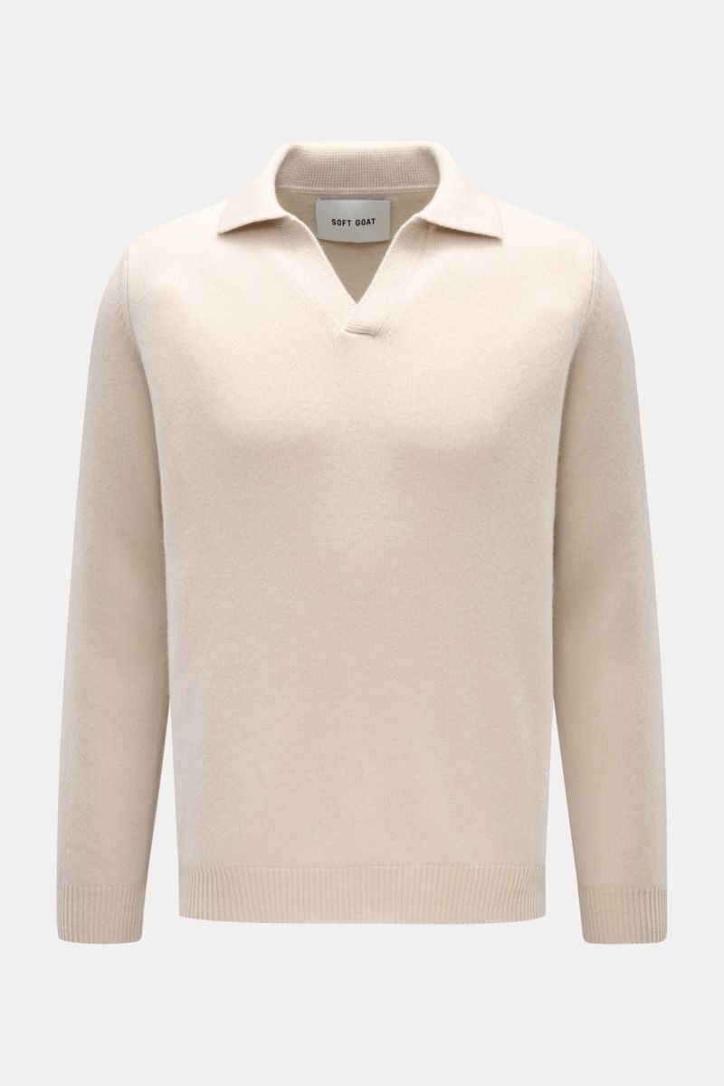 Soft Goat Cashmere Strickpolo beige, frontal fotografiert, langärmlig, Regular Fit, offene Kragenleiste, mittelfeiner Strick, weicher Griff, Rippbündchen.