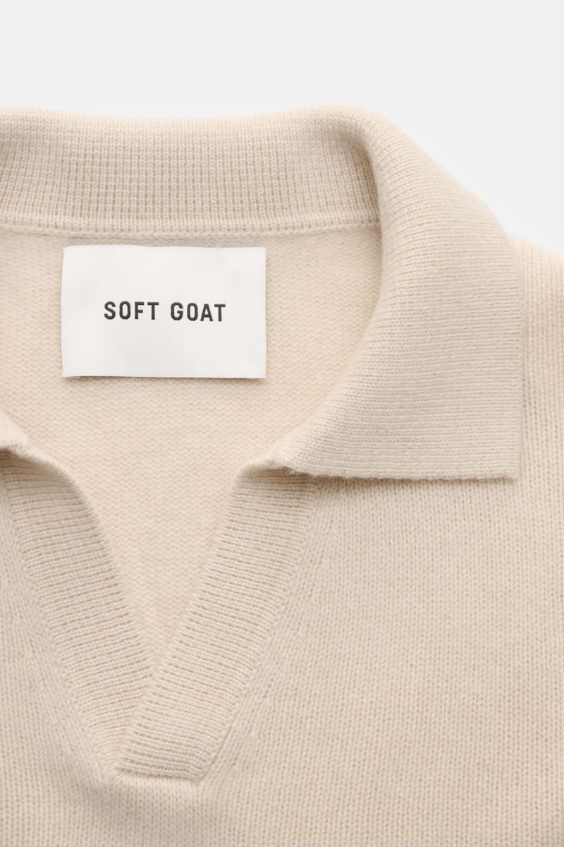 Soft Goat Cashmere Strickpolo beige, Detailaufnahme von oben, offener Kragen, mittelfeines Strickbild, reiner Cashmere, Regular Fit, weicher Griff.