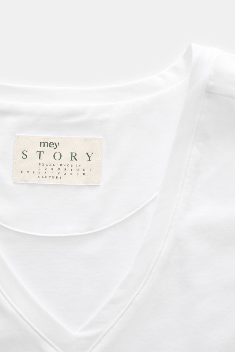 Nahaufnahme des weißen mey story V-Neck T-Shirts mit V-Ausschnitt und Label, Slim Fit aus Baumwolle und Lyocell mit Stretch.