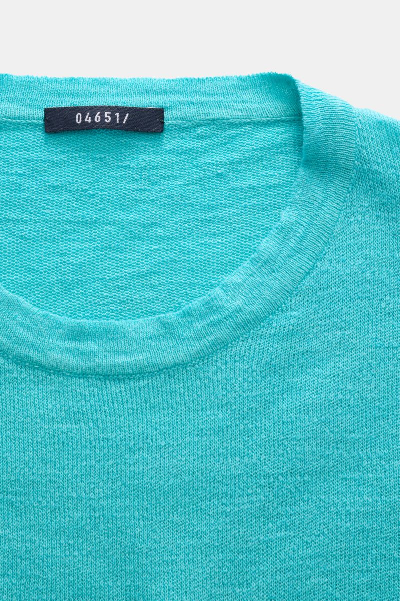 Türkises '04651/ A trip in a bag Polo' aus leichtem Stoff, Nahaufnahme von oben, zeigt Kragen und Label.