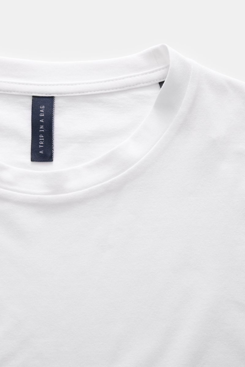 04651/ A trip in a bag Rundhals-T-Shirt 'Crepe Tee' weiß, Nahaufnahme von Rundhalsausschnitt und Weblabel, kühlender Baumwoll-Crêpe mit Stretch.
