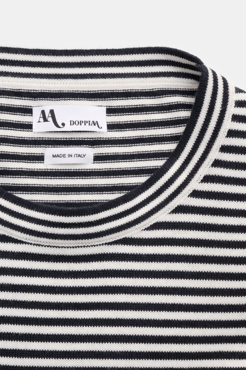 Close-up front view of the Doppiaa 'Aalfeo' short sleeve crew neck jumper dark navy/white striped, showing fine knit crew neck collar and labels. 

The 'Aalfeo' short sleeve crew neck jumper raises the bar in terms of quality and style. Made of pure co