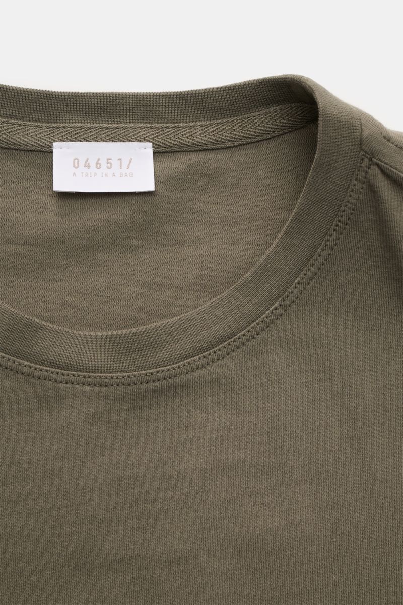04651/ A trip in a bag Rundhals-T-Shirt oliv