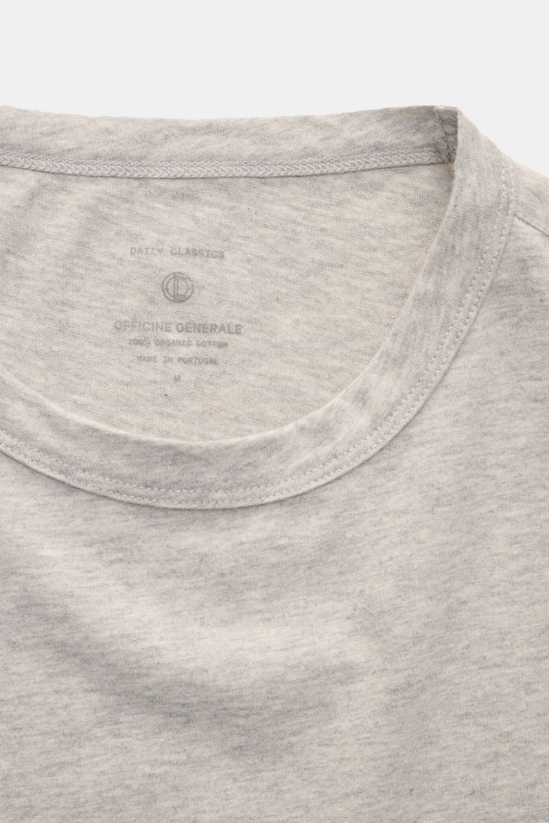 Officine Générale Rundhals-T-Shirt 'Cneck Tee' hellgrau meliert shown from a close-up top-down view, highlighting the round neckline and soft jersey fabric. Die weiche Haptik reiner Bio-Baumwolle macht das Rundhals-T-Shirt 'Cneck Tee' von OFFICINE GÉNÉRAL