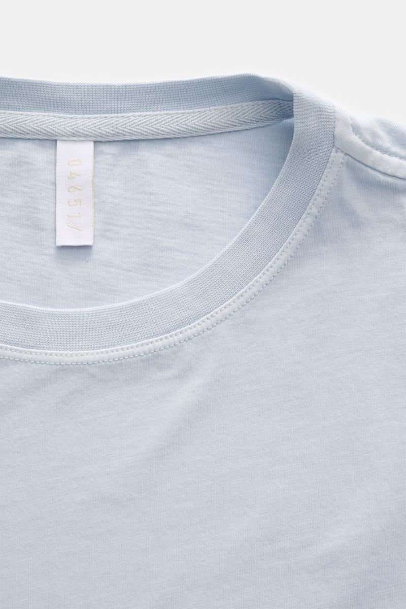 04651/ A trip in a bag Rundhals-T-Shirt pastellblau