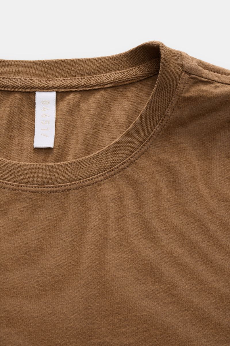 04651/ A trip in a bag Rundhals-T-Shirt braun