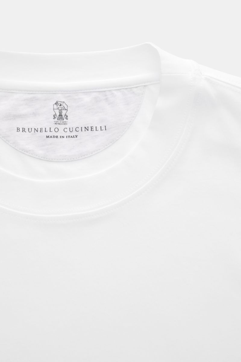 Brunello Cucinelli Rundhals-T-Shirt weiß aus reinem Baumwolljersey, Slim Fit, weicher Griff, Rundhalsausschnitt, Detailaufnahme von oben.