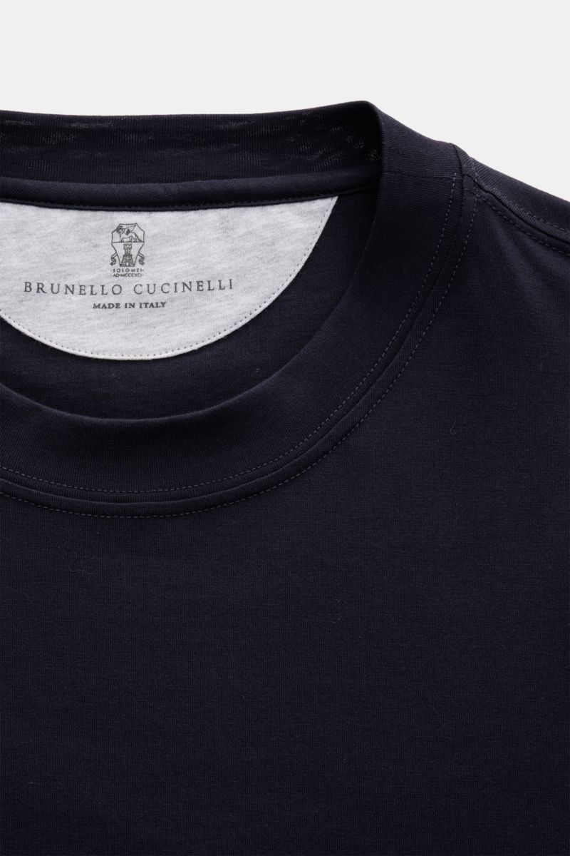 Close-up front view of the Brunello Cucinelli Rundhals-T-Shirt navy showing the round neckline and inner label.

Luxuriöse Materialqualität und feinste Verarbeitung verleihen dem Rundhals-T-Shirt aus reinem Baumwolljersey von BRUNELLO CUCINELLI seine s