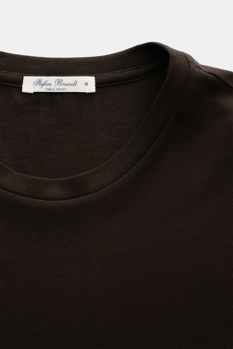 Close-up front view of Stefan Brandt Crew neck T-shirt 'Enno' dark brown showing fine jersey fabric and label, made from organic Pima cotton.

Description: The jersey basics by STEFAN BRANDT stand out with their exclusive finish and high-quality organi