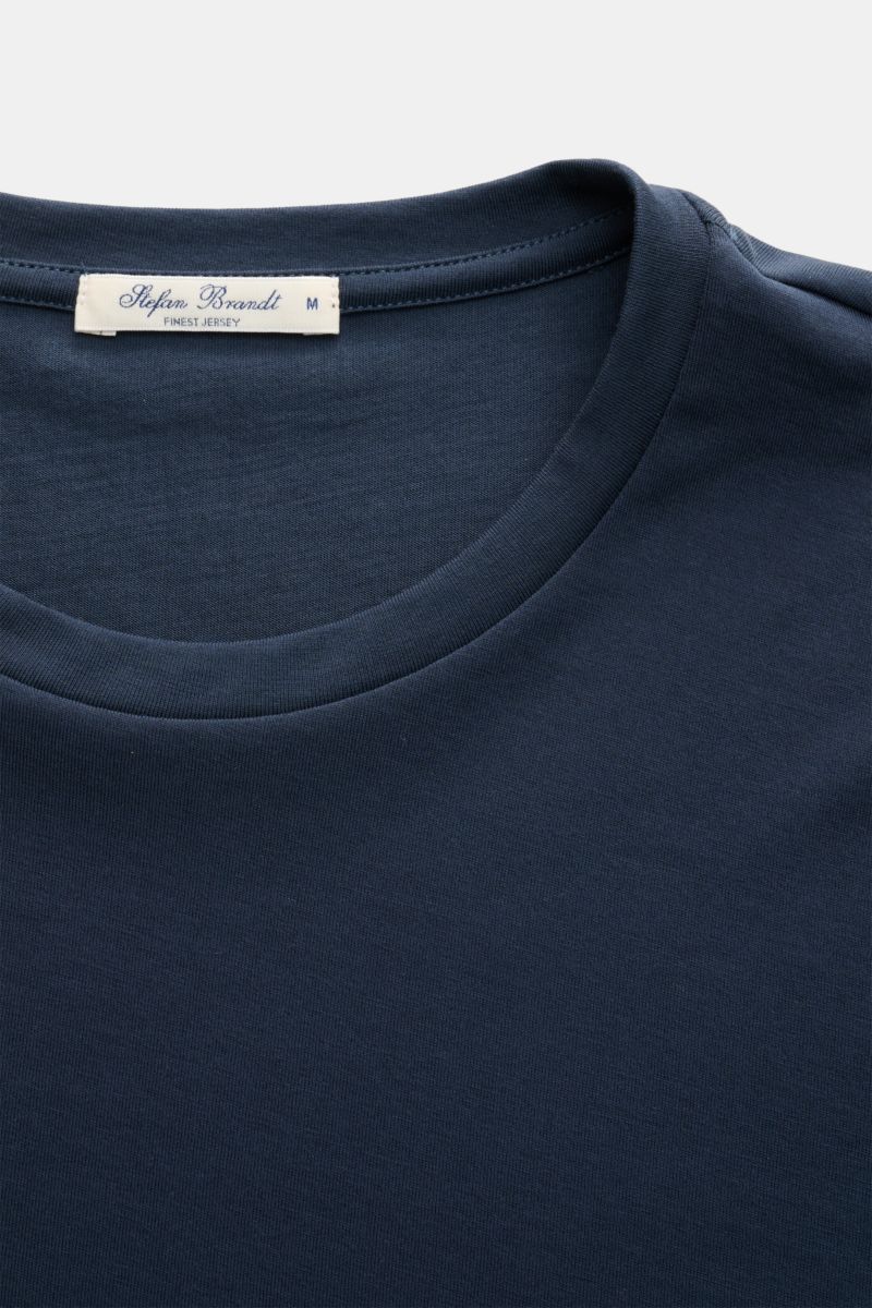 Close-up front view of Stefan Brandt Crew neck T-shirt 'Enno' dark navy made of high-quality organic Pima cotton with fine jersey fabric.

The jersey basics by STEFAN BRANDT stand out with their exclusive finish and high-quality organic Pima cotton tha