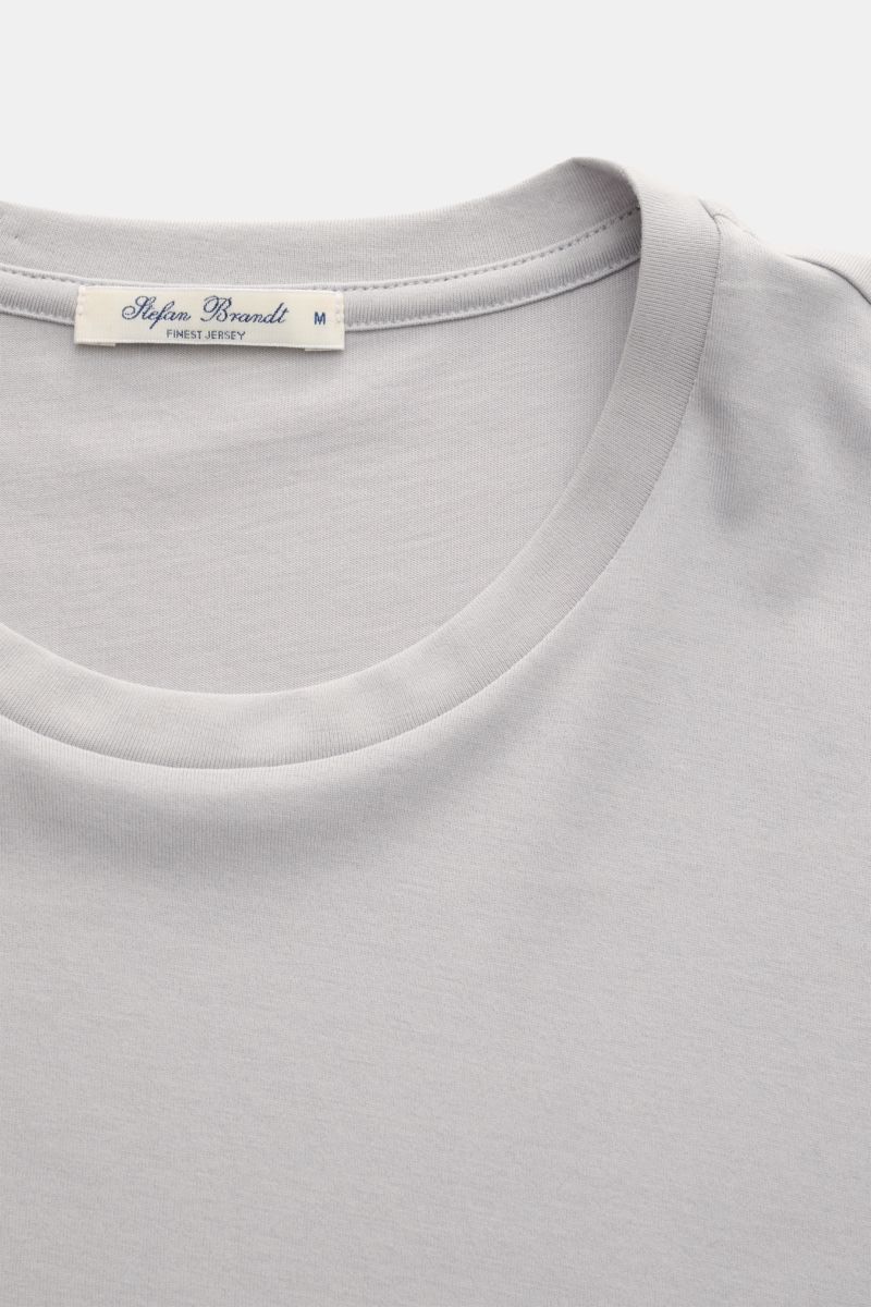 Close-up front view of Stefan Brandt Crew neck T-shirt 'Enno' light grey showing fine jersey fabric and crew neck design.

Description:  
The jersey basics by STEFAN BRANDT stand out with their exclusive finish and high-quality organic Pima cotton that