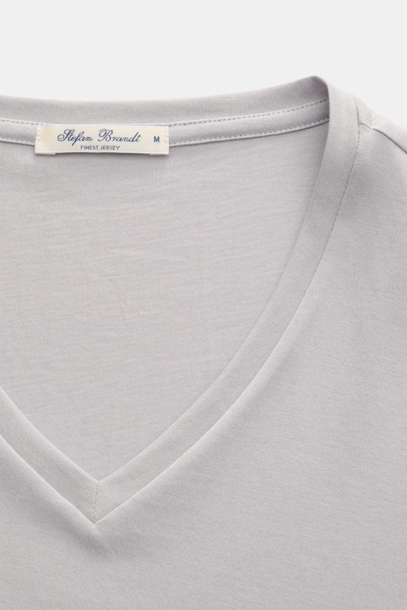 Close-up front view of the Stefan Brandt V-neck T-shirt 'Artur' light grey showing fine jersey fabric and soft texture. The T-shirt 'Artur' by STEFAN BRANDT is made of soft Pima cotton to a very high sartorial standard and in a perfect fit. It feels pa