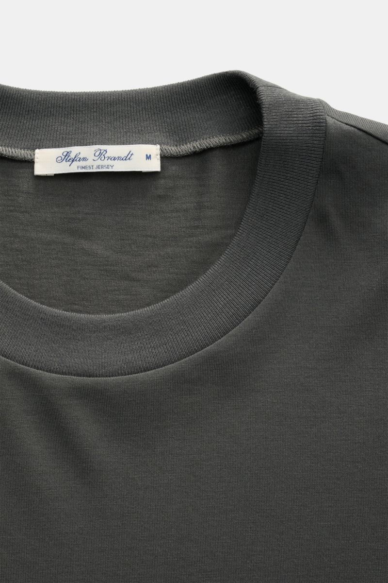 Close-up front view of Stefan Brandt Crew neck T-shirt 'Eli' dark grey, made of pure Pima cotton jersey with very soft touch, slim fit, and crew neck. Jersey in premium quality: Label STEFAN BRANDT has put its expert knowledge of materials into the T-shir