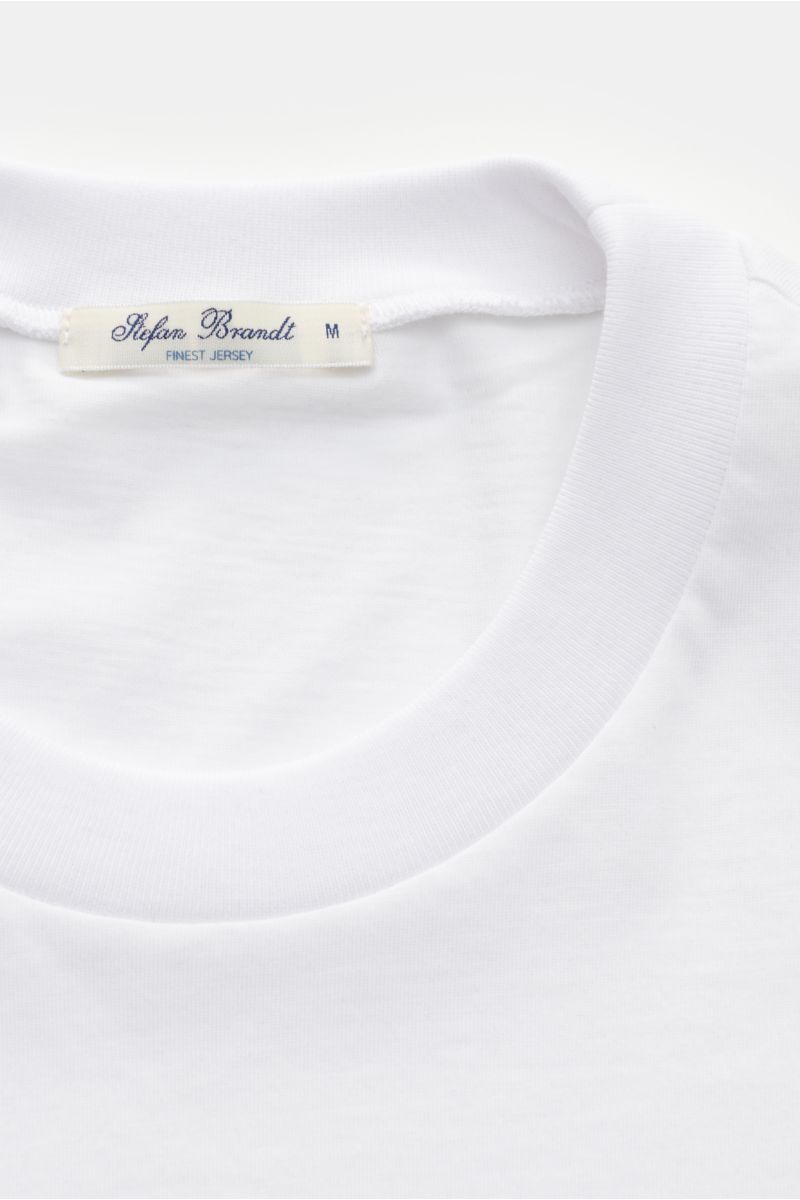 White close-up photo from above of the collar and label of the Stefan Brandt Crew neck T-shirt 'Eli' white, jersey made of pure Pima cotton, very soft touch, slim fit, crew neck. Jersey in premium quality: Label STEFAN BRANDT has put its expert knowledge 