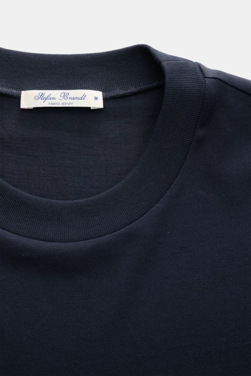 Close-up front view of Stefan Brandt Crew neck T-shirt 'Eli' dark navy made of pure Pima cotton with slim fit and soft touch.

Description: Jersey in premium quality: Label STEFAN BRANDT has put its expert knowledge of materials into the T-shirt 'Eli' 