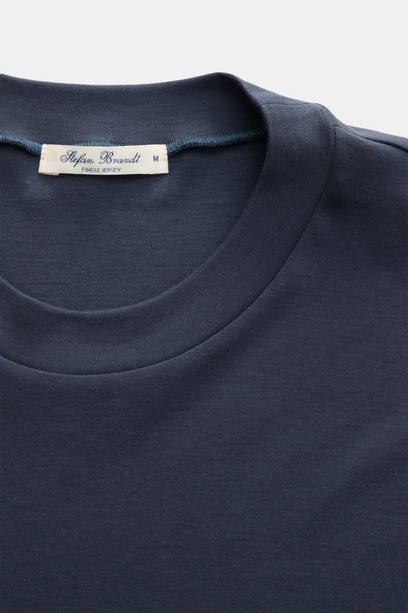 Close-up front view of the Stefan Brandt Crew neck T-shirt 'Sea Island Eli' black, showing the crew neck and fabric texture. Jersey in premium quality: The label STEFAN BRANDT has put its expert knowledge of materials into the T-shirt 'Sea Island Eli' in 