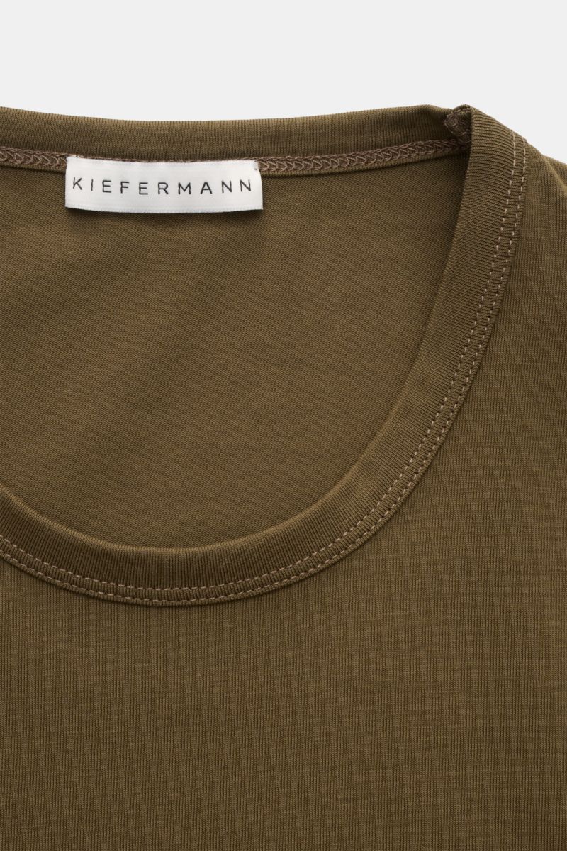 Nahaufnahme des olivgrünen Kiefermann Rundhals-T-Shirt 'Lehon' mit Rundhalsausschnitt, softe Baumwolle mit Stretch-Anteil, elastische Qualität, weicher Griff, Slim Fit.