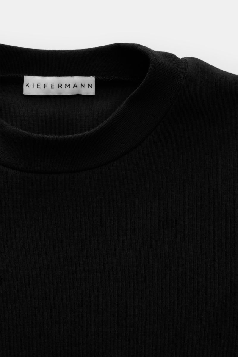 Kiefermann Rundhals-T-Shirt 'Paddys' schwarz im Slim Fit, aus reiner, leicht elastischer Baumwolle, weicher Griff, Detailaufnahme vom Rundhalsausschnitt.