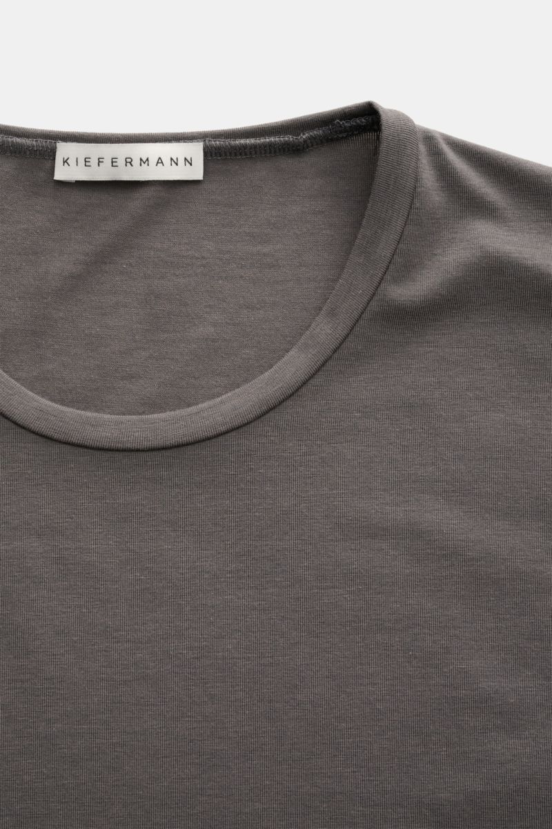Kiefermann Rundhals-T-Shirt 'Herons' grau, Nahaufnahme von oben, slim Fit, weicher Modal-Baumwolle-Mix, elastisch, leichter Glanz, Rundhalsausschnitt.