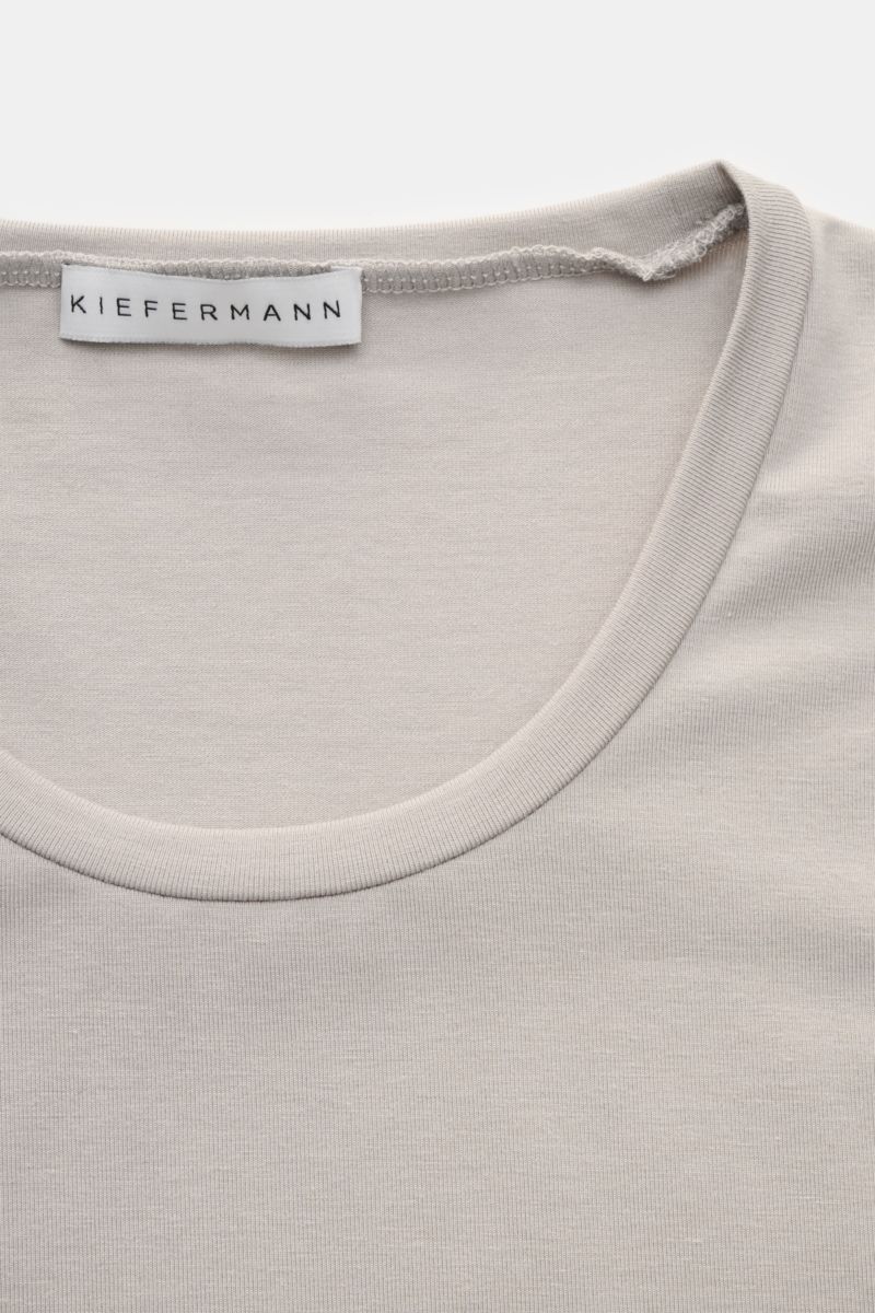 Nahaufnahme des Kiefermann Rundhals-T-Shirts 'Herons' hellgrau, schmal geschnitten, weicher Modal-Baumwoll-Jersey mit leichtem Glanz.