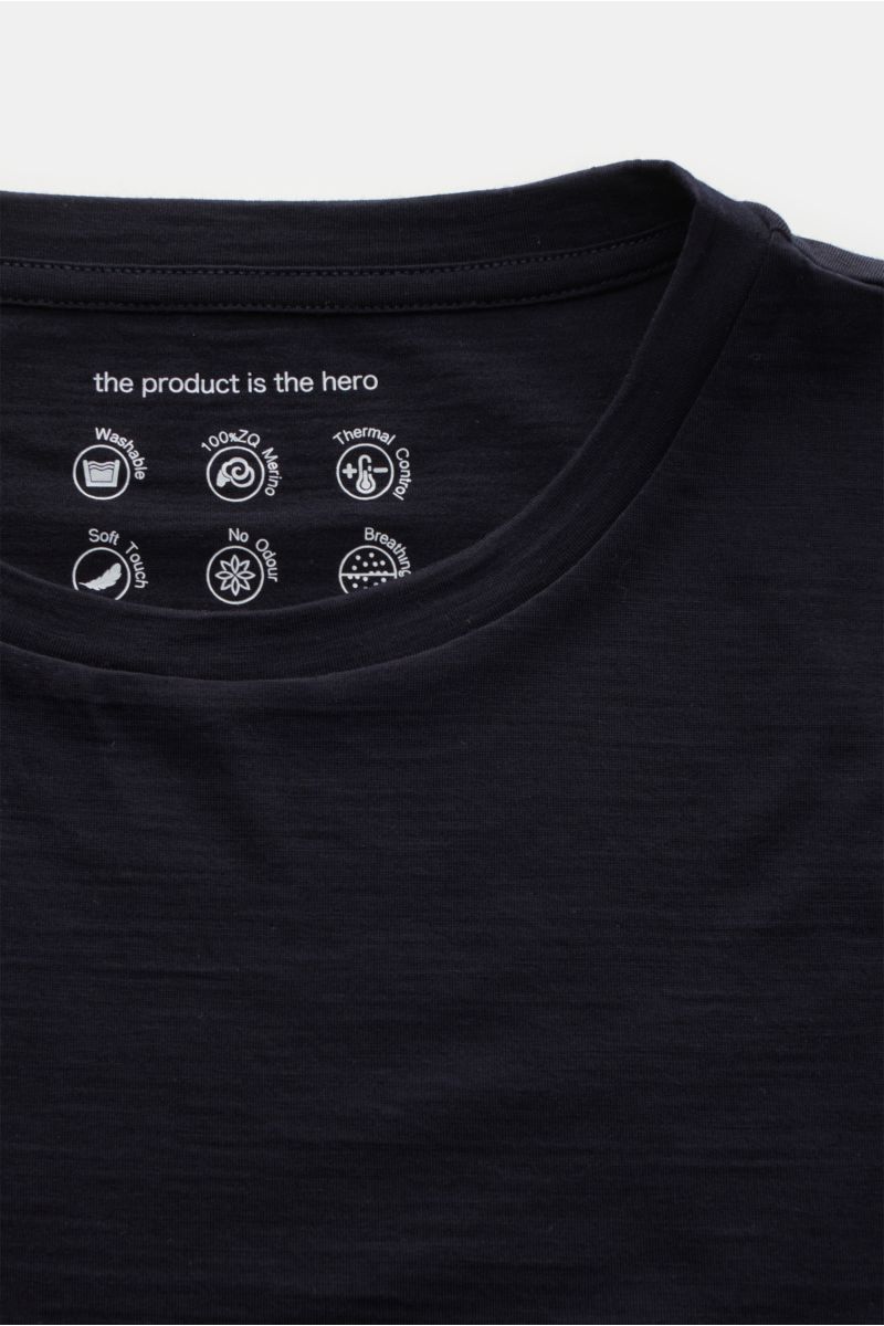 The Product is the Hero Merino T-Shirt 'Wool Tee' navy, Slim Fit mit Rundhalsausschnitt, gefertigt aus reiner Merinowolle, weich, temperaturregulierend, atmungsaktiv, waschbar, Nahaufnahme von oben.