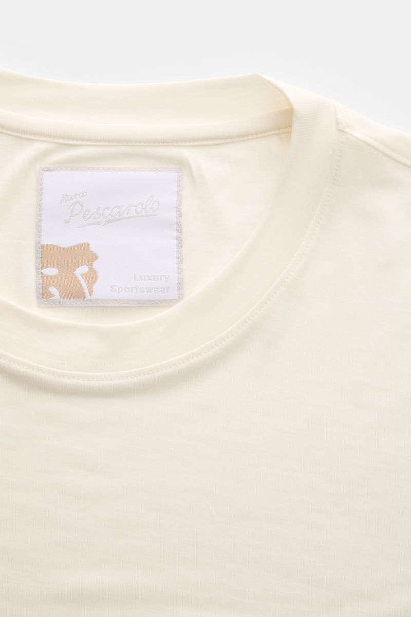 Close-up front view of the Marco Pescarolo Rundhals-T-Shirt 'James' creme, showing the round neckline and label. Für luxuriöse Woll-Verarbeitung steht MARCO PESCAROLO - so ist auch definitiv dieses T-Shirt ein edles Piece aus reiner, feinster Wolle, welch