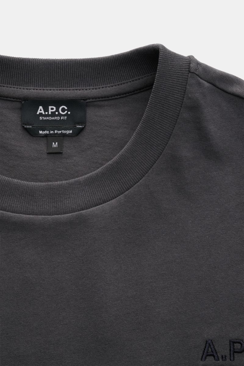 Close-up front view of the A.P.C. Crew neck T-shirt 'Standard Rue Madame' dark grey, showing soft cotton jersey and logo.

Description: Clean, cool, A.P.C. – the T-shirt 'Standard Rue Madame' is the epitome of French understatement. In soft cotton jers