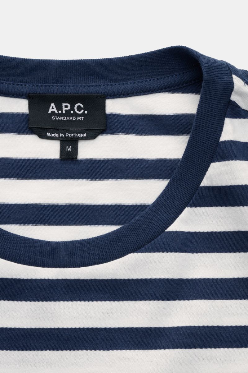 A close-up front view of the A.P.C. Rundhals-T-Shirt navy/offwhite gestreift with navy and white stripes, round neckline, and a small stitched logo on the chest. Maritimer Look vom französischen Label A.P.C.: Dieses T-Shirt mit Rundhalsausschnitt aus r