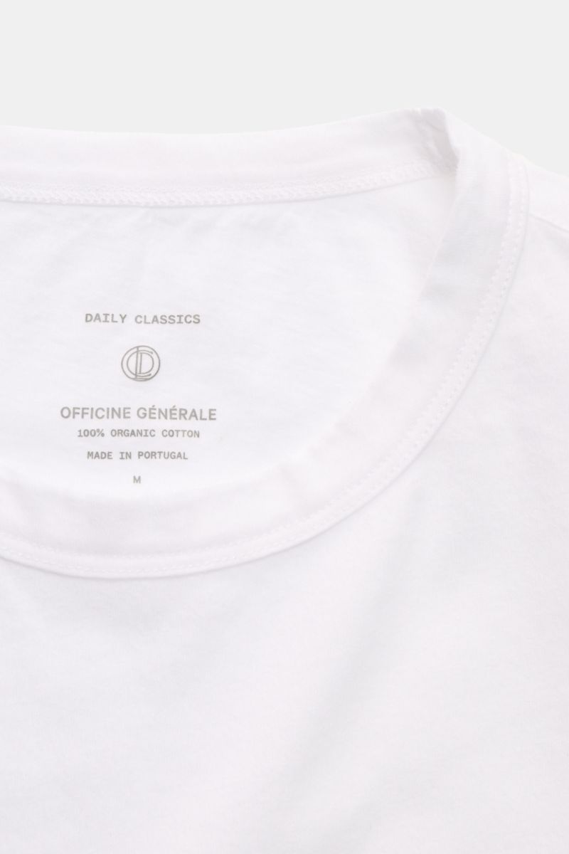 Officine Générale Rundhals-T-Shirt 'Cneck Tee' weiß, Slim Fit, aus weichem Bio-Baumwoll-Jersey, Nahaufnahme von oben auf Rundhalsausschnitt.