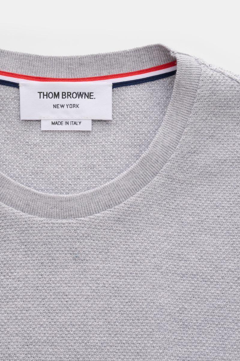 Nahaufnahme des Thom Browne Rundhals-T-Shirts grau meliert von oben, strukturiert aus reiner Baumwolle mit Tricolore-Streifen am Saum.