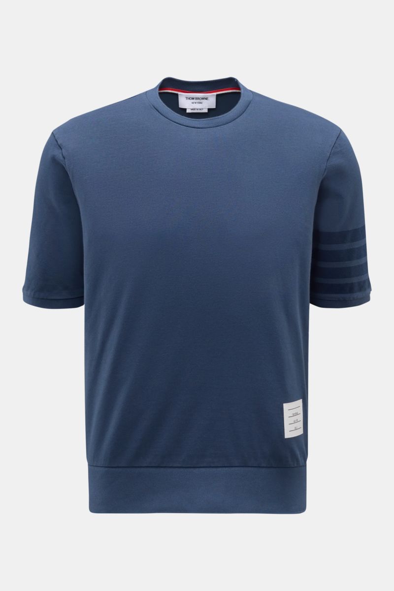 Front view of Thom Browne Crew neck T-shirt grey-blue in heavy pure cotton jersey with slim fit, wide hem, soft feel, and signature sleeve stripes.

Monochrome T-shirt by THOM BROWNE in heavy pure cotton jersey fabric refined with jumper-inspired bands