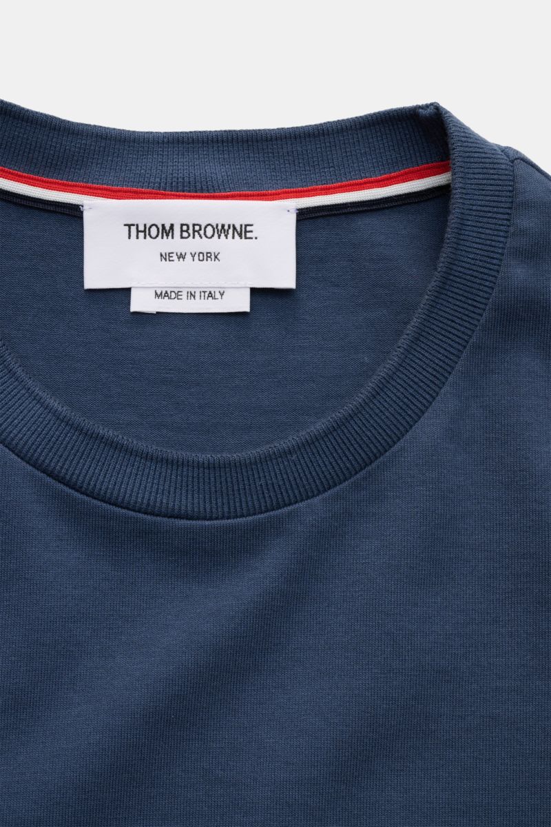 Close-up front view of Thom Browne Crew neck T-shirt grey-blue in heavy pure cotton jersey with jumper-inspired bands inside the collar.

Monochrome T-shirt by THOM BROWNE in heavy pure cotton jersey fabric refined with jumper-inspired bands – perfect 