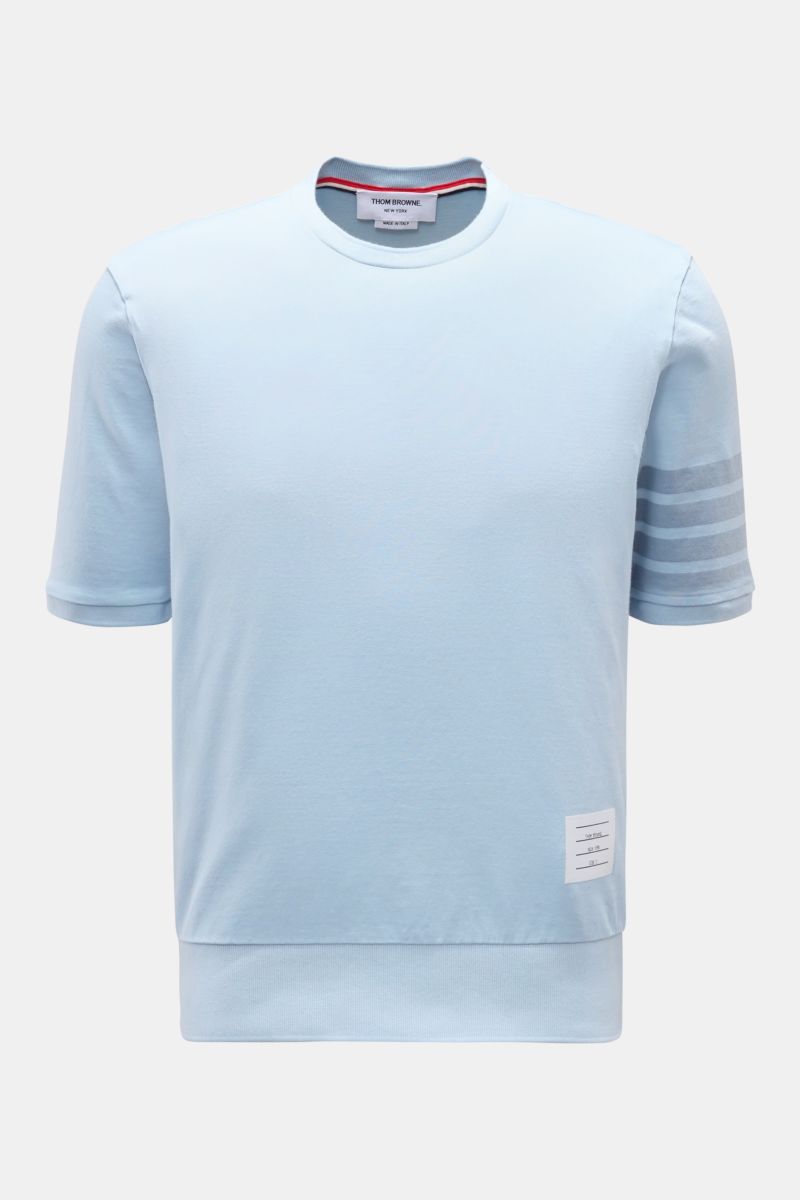 Front view of Thom Browne Crew neck T-shirt smoky blue in heavy pure cotton jersey with jumper-inspired bands and signature stripes on sleeves.

Monochrome T-shirt by THOM BROWNE in heavy pure cotton jersey fabric refined with jumper-inspired bands – p