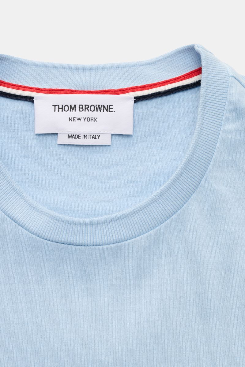 Close-up front view of Thom Browne Crew neck T-shirt smoky blue in heavy pure cotton jersey with jumper-inspired bands inside collar.

Monochrome T-shirt by THOM BROWNE in heavy pure cotton jersey fabric refined with jumper-inspired bands – perfect for