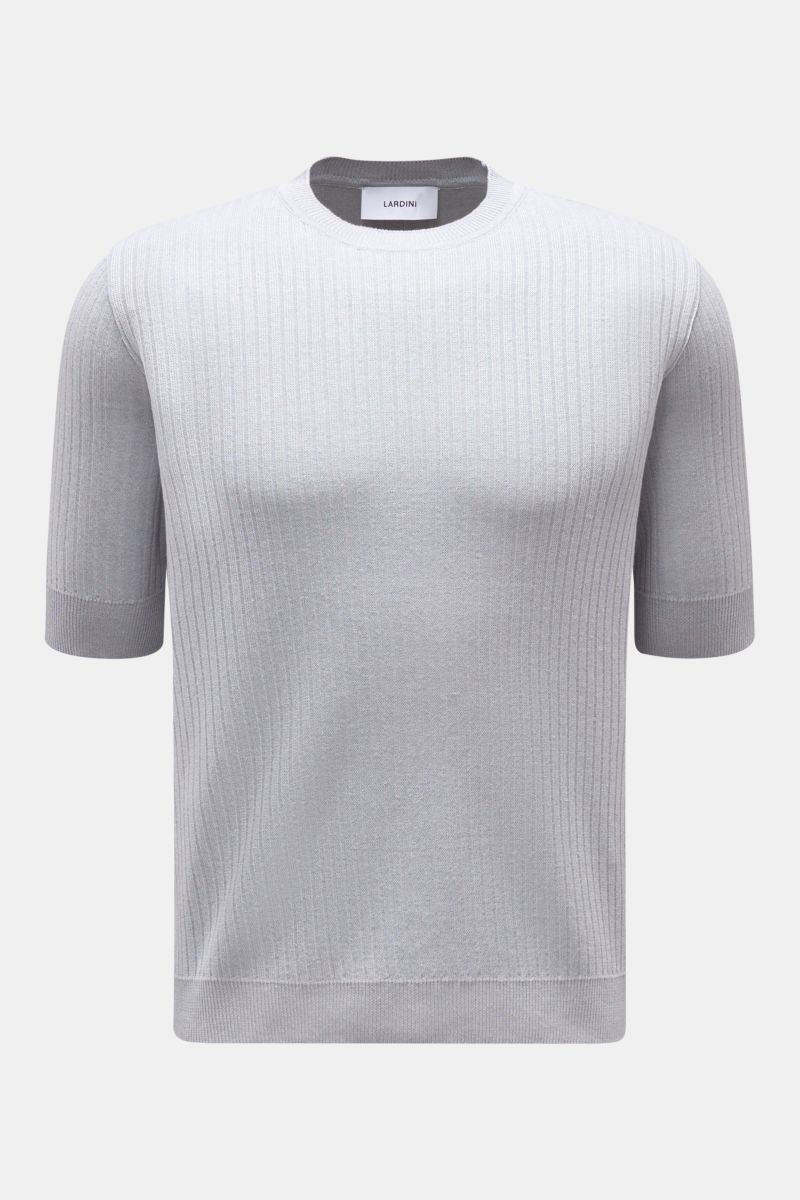Lardini Kurzarmpullover rauchblau, slim fit, Rundhalsausschnitt, feines Rippstrick-Design, aus Leinen-Baumwoll-Mix, frontal fotografiert.