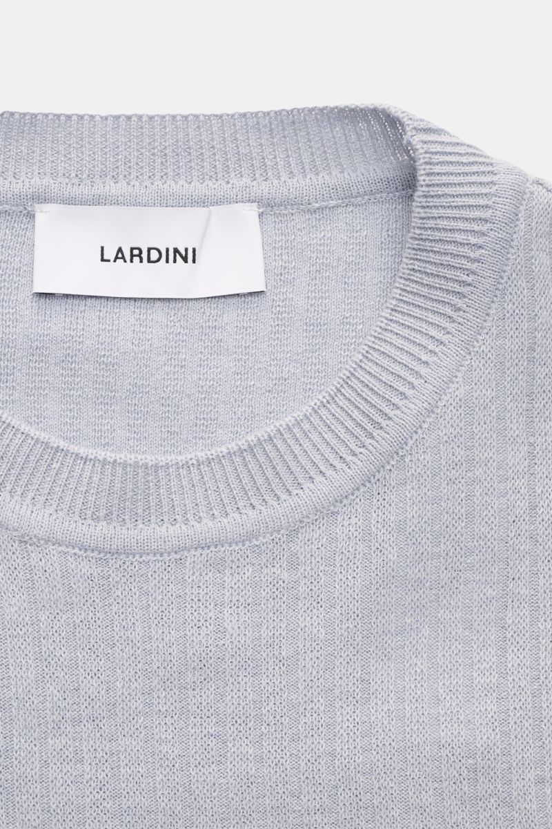 Lardini Kurzarmpullover rauchblau in Nahaufnahme von oben, feines Rippstrick-Design, Rundhalsausschnitt, Leinen-Baumwoll-Mix, Slim Fit.