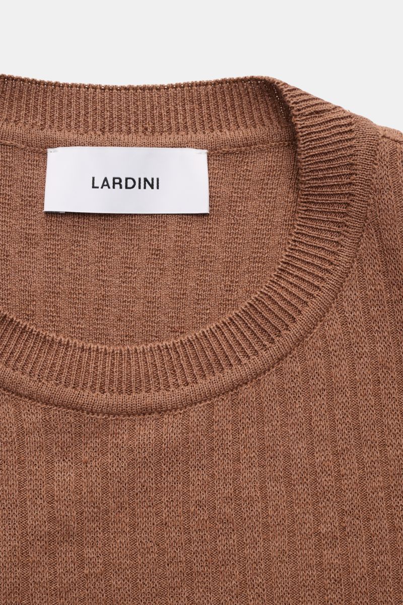 Nahaufnahme des Lardini Kurzarmpullover braun von oben, zeigt Rundhalsausschnitt, feines Strickbild, Slim Fit, weicher Leinen-Baumwoll-Mix, komfortable Rippbündchen.