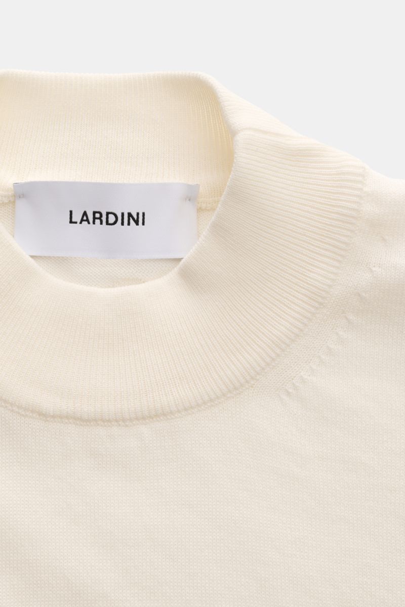 Nahaufnahme von Lardini Kurzarm-Rundhalspullover creme, fein gestrickt aus weicher reiner Baumwolle mit slim Fit und Rundhalsausschnitt.