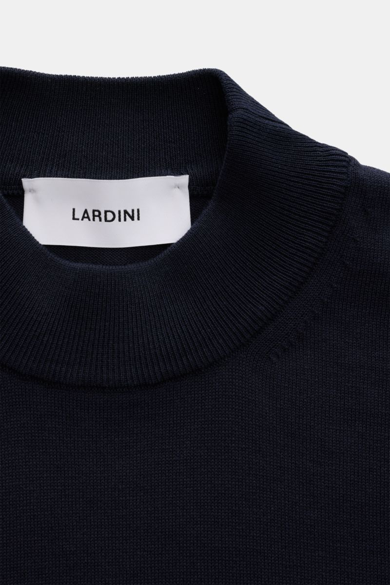 Nahaufnahme des Lardini Kurzarm-Rundhalspullover navy von oben, fein gestrickt aus reiner Baumwolle mit weichem Griff und flexiblem Rippbündchen.