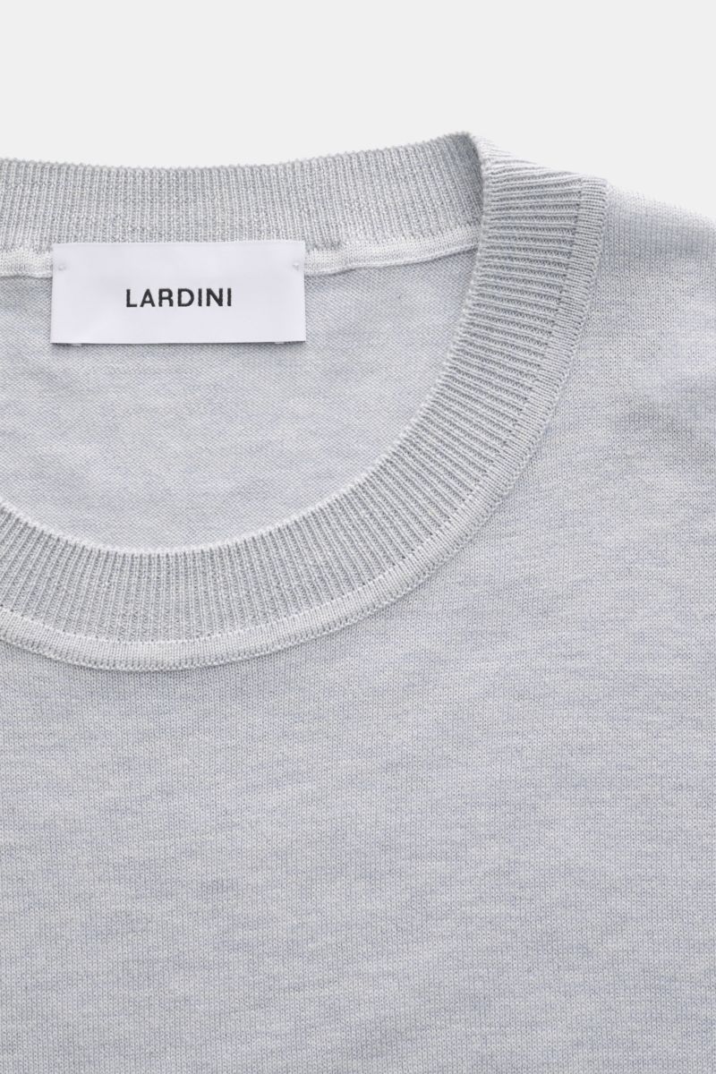 Lardini Seiden Kurzarmpullover rauchblau/hellgrau meliert, aus feinem Strick mit Rundhalsausschnitt, Slim Fit, weicher Griff, flexible Rippbündchen, Detailansicht von oben.